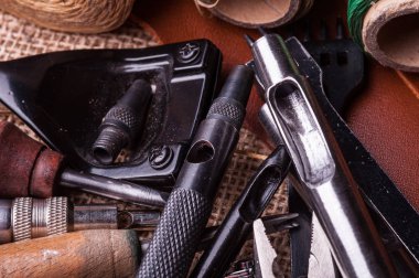 el yapımı üretim araçları işçiliği ile dağınık masa