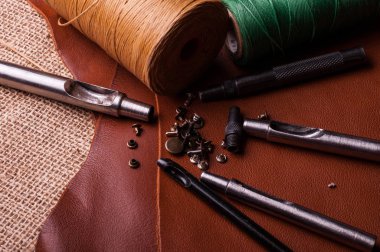 düğmelerini kullanarak, araçlar ve konu kahverengi deri ve çuval bezi yüzeyinde terzi