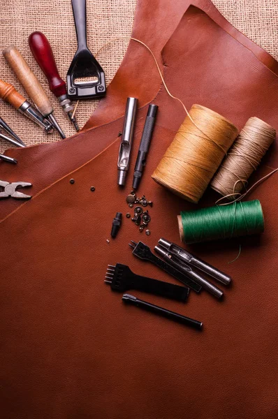 制造皮革工艺 铁金属钮扣 螺纹缝纫线轴和皮革工艺工具 — 图库照片