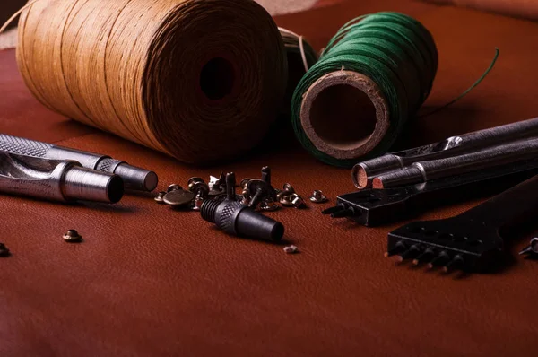 制造皮革工具和螺纹 — 图库照片