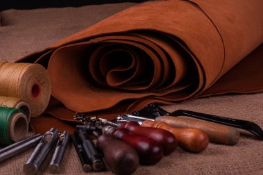 deri el sanatları araçları, kahverengi deri kumaş ve makaralar