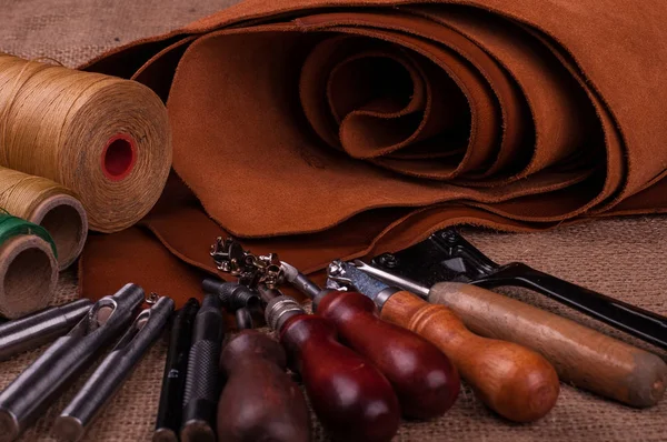 Nahaufnahme Von Handwerklichen Lederwerkzeugen Und Braunem Lederstoff — Stockfoto