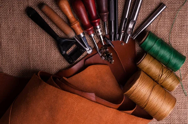 Bovenaanzicht Van Naaien Spoelen Van Draden Lederen Craft Tools — Stockfoto