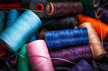 Dikiş ipliği renkli makaralar