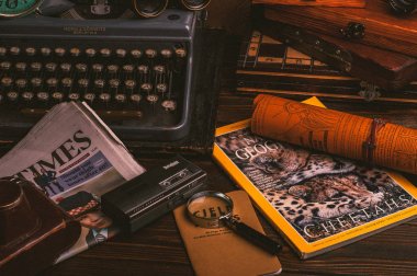 seyahat ve gazetecilik için eski moda şeyler ile dağınık masa 