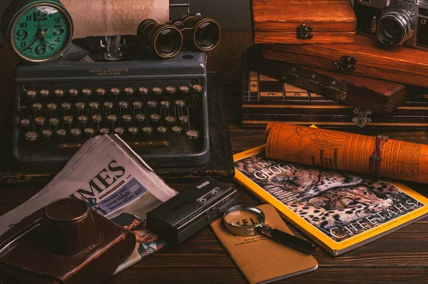 eski moda şeyleri tablo, daktilo makinesi, film kamerası, dürbün, diktafon, national geographic dergisi
