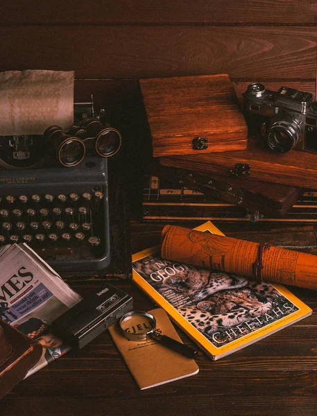 Mesa Madeira Com Equipamento Antiquado Máquina Máquina Escrever Câmera Filme — Fotografia de Stock