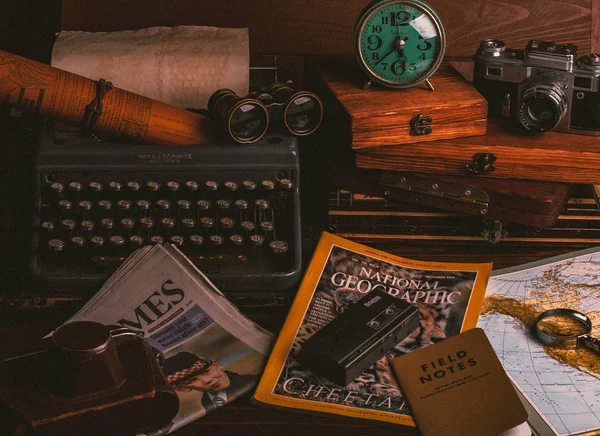 Table Journaliste Avec Des Choses Antiques Carte Monde Avec Machine — Photo