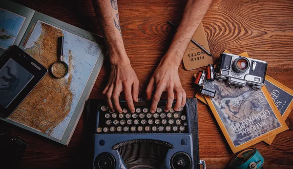 Vista Superior Mãos Masculinas Digitando Máquina Máquina Escrever Vintage Mesa — Fotografia de Stock