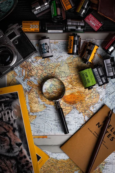 旅游地图上的杂志 放大镜和相机卷的顶部视图 — 图库照片