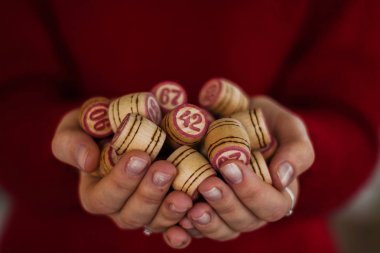 Loto fıçı tutan eller atış kapatmak
