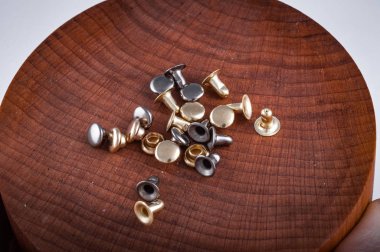 ahşap yuvarlak masa üzerinde metal düğme