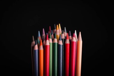 çok renkli ahşap çizim kalem siyah arka plan üzerine izole 