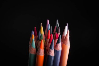 siyah arka plan üzerine izole renkli boya kalemi