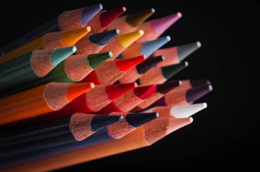 Studio siyah arka plan üzerine izole renkli kalemler