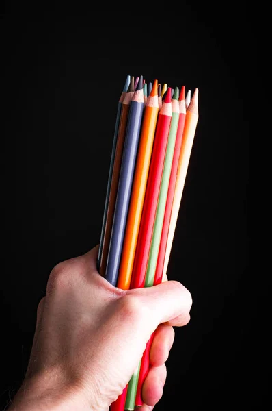 色とりどりの鉛筆を持っている人間の手 — ストック写真