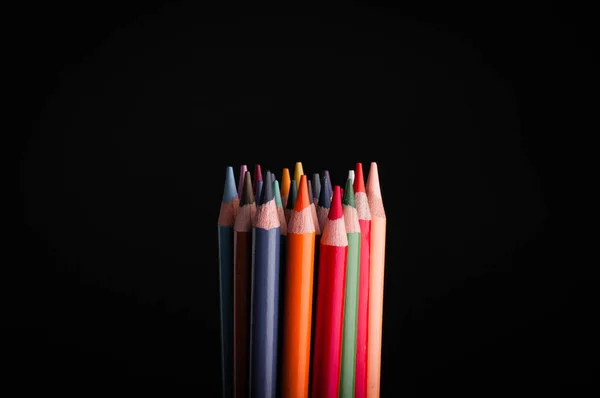 Groupe Crayons Multicolores Ensemble Isolé Sur Fond Noir — Photo