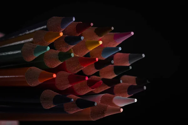 Plan Rapproché Pointes Crayon Multicolores Isolées Sur Fond Noir — Photo