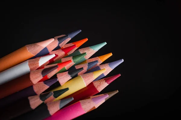 Crayons Colorés Pour Dessiner Isolés Sur Fond Noir — Photo