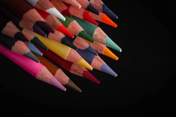 Crayons Croquis Multicolores Isolés Sur Fond Noir — Photo