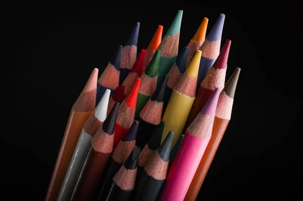 Crayons Multicolores Isolés Sur Fond Noir — Photo