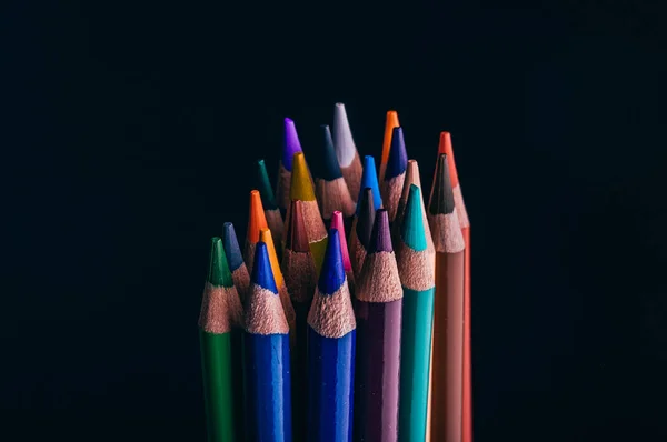 黒い背景に分離された色とりどりの鉛筆のヒント — ストック写真