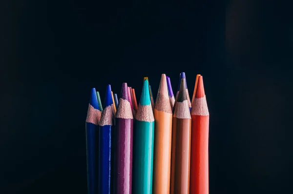 Assortiment Croquis Crayons Multicolores Isolés Sur Fond Noir Studio — Photo