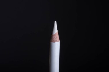 siyah arka plan üzerine izole bir beyaz tahta kalem ucu