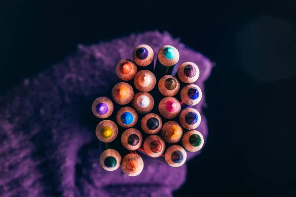 Bunte Bleistiftspitzen Lila Handschuhen Von Oben — Stockfoto