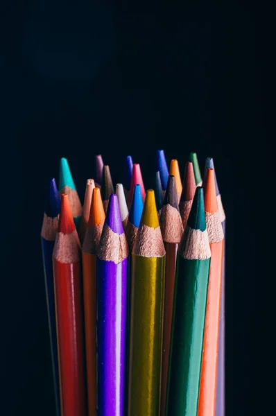 Sortimento Novos Lápis Coloridos Isolados Fundo Preto — Fotografia de Stock
