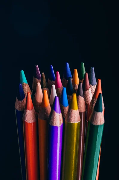 Tiro Vertical Variedade Lápis Coloridos Isolados Fundo Preto — Fotografia de Stock