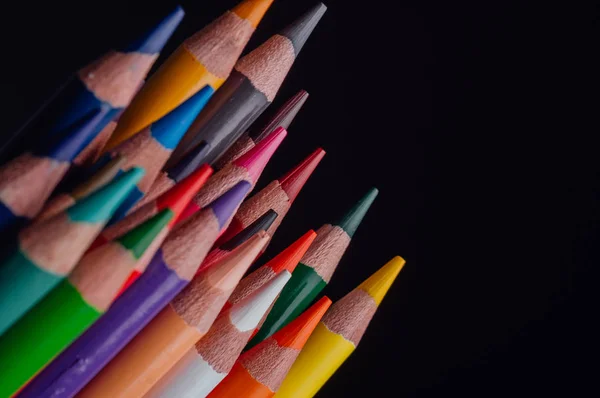 Groupe Crayons Bois Multicolores Isolés Sur Fond Noir Studio — Photo