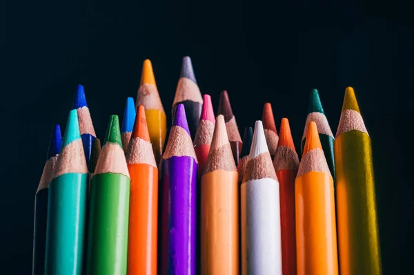 黒い背景に分離した色鉛筆のコレクション — ストック写真