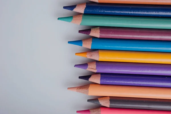 Lápis Coloridos Sobre Papel Branco — Fotografia de Stock