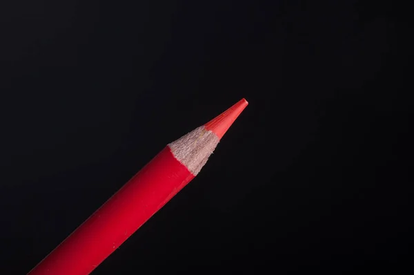 ブラックに分離された明るい赤着色された鉛筆の先端 — ストック写真