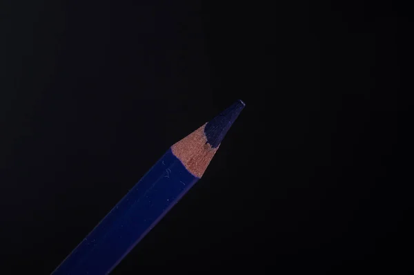 Uma Ponta Lápis Cor Azul Escuro Isolado Fundo Preto — Fotografia de Stock
