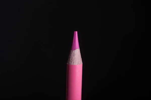 黑色背景上的亮粉红色铅笔尖 — 图库照片