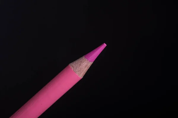 黑色背景上的一个粉红色铅笔笔尖被隔离 — 图库照片