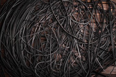 ahşap masa üzerinde deri kalıntıları