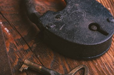 paslı kapı kilit ve anahtar ahşap yüzey üzerinde 