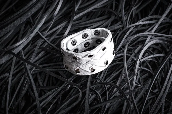 Білий Модний Браслет Чорних Шкіряних Мотузках — стокове фото