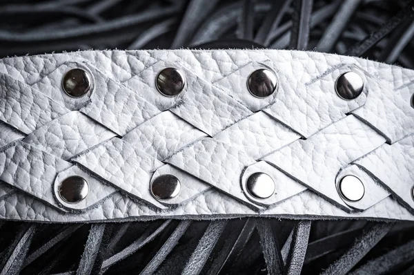 Weißes Modisches Armband Mit Druckknöpfen Schwarzen Lederseilen — Stockfoto