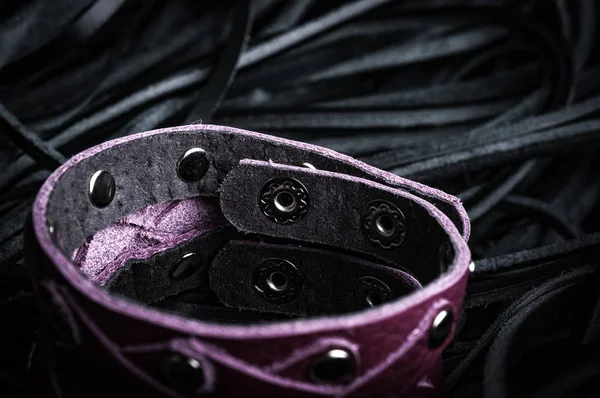 带金属扣按钮的紫色手腕手镯 — 图库照片