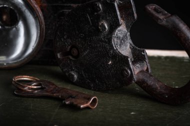 Grunge asma kilit ve anahtar ahşap yüzey üzerinde 