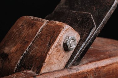 ahşap blok uçak paslı demir bıçak ile