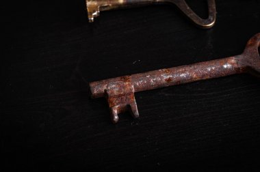 siyah yüzeyüzerinde yaşlı demir paslı tuşları kırpılmış görüntü