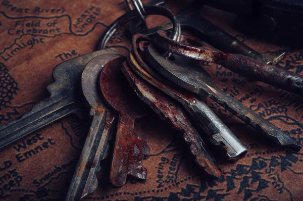 Yaşlı Demir Paslı Anahtar Antika Brown Harita Seyahat — Stok fotoğraf