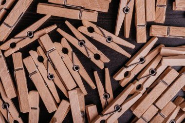 birçok bahar türü ahşap clothespins üzerinde Üstten Görünüm