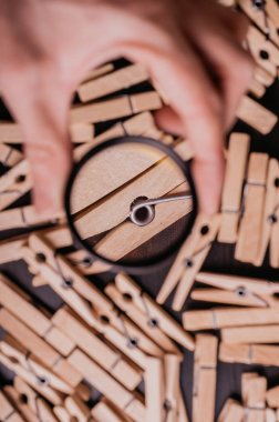 insan el ahşap clothespins Büyüteç bahar türü yukarıda tutarak
