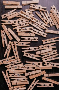 Bahar türü ahşap clothespins masada 